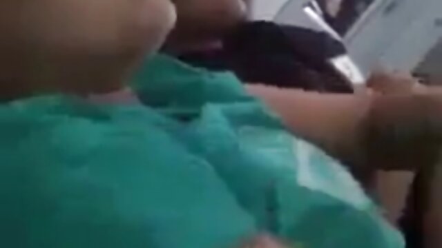 湾曲した陰茎を持つ毛皮のコートを持つ男は、彼の口の中に小さな女の子を与える イケメン アダルト 動画