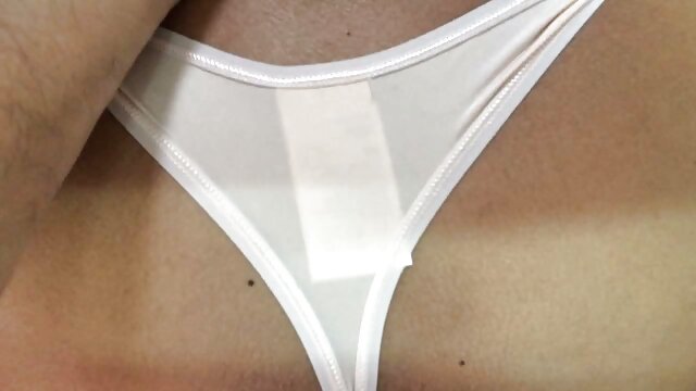 彼は彼のペニスを引っ張って、彼女の猫の上に彼女のお尻に座っていました イケメン 外人 av