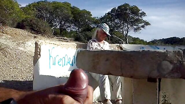 その雌犬はちょうどロープを脱いで、陰茎を取る準備ができています イケメン 動画 エッチ