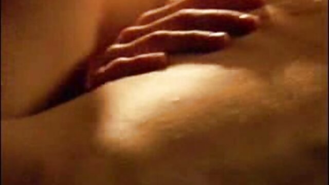 女の子はすでに四つん這いになっていて、自分の肛門に指を入れていました av イケメン 動画
