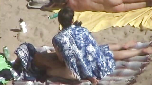 ブロンドの革の服の喫煙と足の広がりと待っている舌ふざけて彼女の膣 エロ ビデオ イケメン