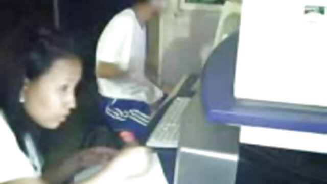 サイトは遠くに広がり、彼の恋人の耳を喜ばせます イケメン 動画 エッチ