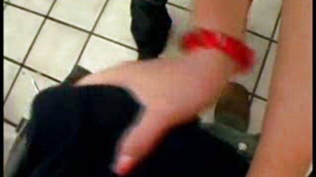 若い入れ墨の女性は大きなディルドで自分自身を満足させる イケメン 動画 av