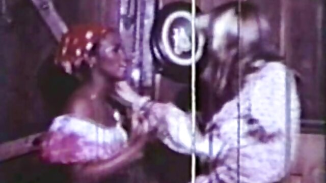 黒人はベッドの中で白い娼婦を性交する イケメン アダルト 動画